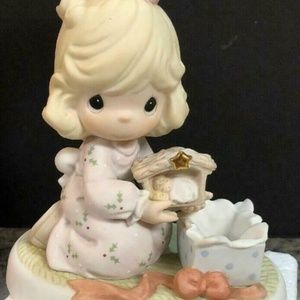Precious Moments-GIRL WITH NATIVITY SET #878952